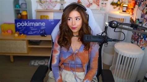 Pokimane panics after accidental wardrobe。